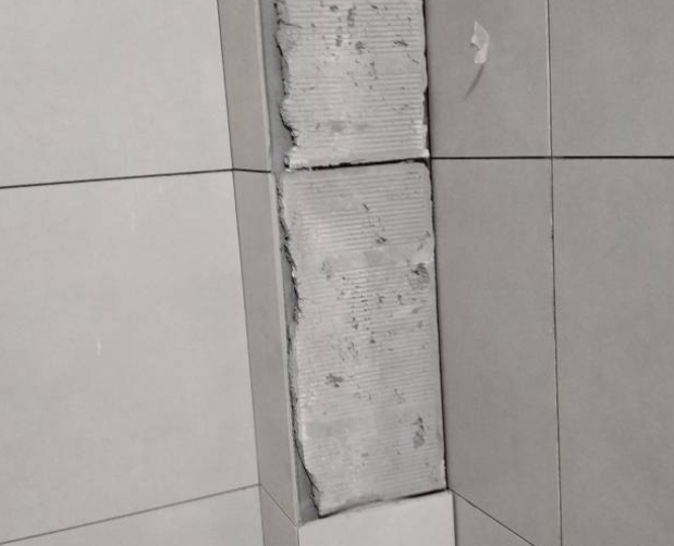 潘集瓷砖空鼓维修公司分享下瓷砖施工前基层浇水润湿程度不足，可能导致以下问题
